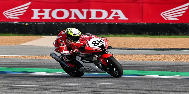 Foto: Persaingan di kelas tertinggi Asia Superbike (ASB) 1000 akan diikuti oleh pebalap muda asal Magetan, Jawa Timur, M. Adenanta Putra bersama CBR1000RR-R.(Ist)