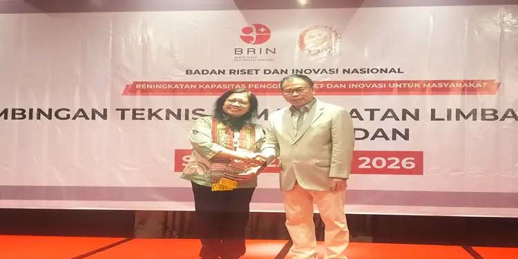 Foto: Anggota Komisi X DPR RI Fraksi PDI Perjuangan, Dr. Sofyan Tan berpose bersama Perekayasa Ahli Muda BRIN, Riana Yenni Hartana Sinaga dalam kegiatan Bimtek bertema Pemanfaatan Limbah dan Sampah Plastik pada Senin, 22 Juni 2026.(SeputarSumut/Siong)