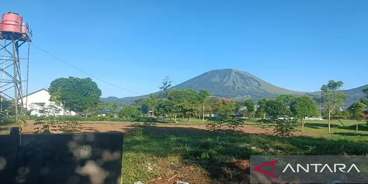 Foto: Gunung Lokon di Kota Tomohon, Sulawesi Utara. (ANTARA/Karel A Polakitan)