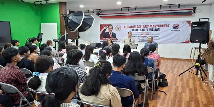 Foto: Anggota Komisi X DPR RI dari Fraksi PDI Perjuangan, dr Sofyan Tan, saat berbicara dalam Kegiatan Aspirasi Masyarakat di Daerah Pemilihan di Yayasan Perguruan Sultan Iskandar Muda (YPSIM), Medan, Senin (22/6).(Ist)