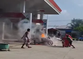 Foto: Becak Motor Terbakar di SPBU Galang Deli Serdang Diduga Akibat Percikan Api Platina 12