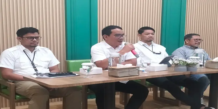 Foto: Pimpinan Wilayah Bulog Sumatera Utara, Budi Cahyanto saat memaparkan kondisi stok beras dan pangan strategis di wilayah Sumatera Utara, Rabu 10 Juni 2026.(SeputarSumut/Siong)