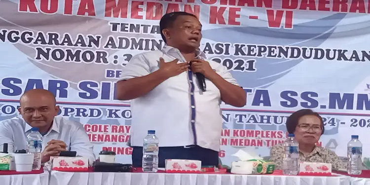Foto: Anggota DPRD Kota Medan Binsar Simarmata didampingi Camat Medan Tuntungan Berani Peranginangin dan Pdt A Br Siregar saat Sosper di Komplek GMI, Jalan Bunga Ncole Raya, Kota Medan, Minggu (14/6/2026).(Ist)