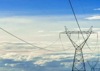 Foto: Cuaca Ekstrem Ganggu Belasan Tower SUTET PLN Targetkan Listrik Medan Normal Rabu 8