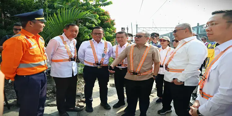 Foto: Anggota Komisi V DPR RI Sofwan Dedy Ardyanto di tengah agenda Kunjungan Spesifik Komisi V DPR RI ke perlintasan sebidang Stasiun Besar Bogor, Jawa Barat, Jumat (12/6/2026).(Foto:dpr.go.id)