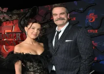 Foto: David Harbour dan Millie Bobby Brown Reuni dalam Serial Thriller Mata-Mata Terbaru Netflix dan A24 3