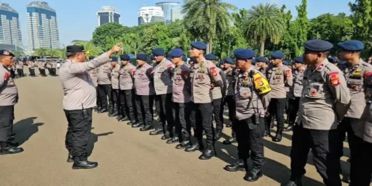 Foto: Pihak kepolisian mengerahkan sebanyak 4.151 personel untuk mengamankan aksi unjuk rasa yang digelar oleh sejumlah elemen mahasiswa di kawasan Jakarta Pusat pada Jumat (12/6).(Foto:SindoNews)