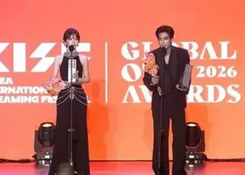 Foto: Dua Pemeran Tiongkok Tian Xiwei dan Song Weilong Raih Penghargaan People's Choice Award di KISF Global OTT Awards 2026 5