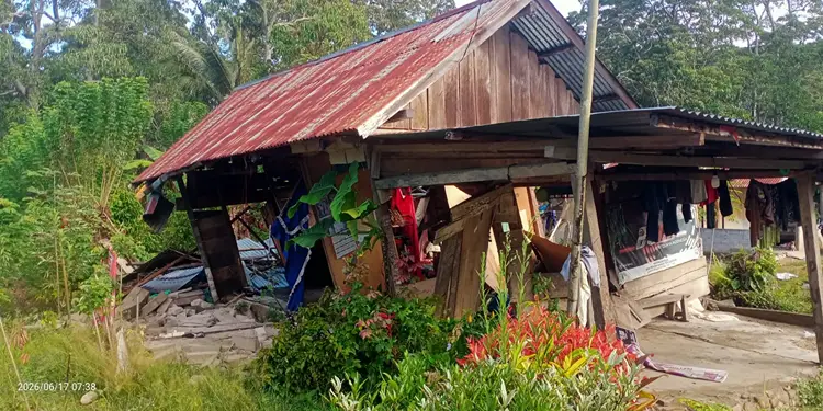 Foto: Rumah warga mengalami kerusakan akibat gempa bumi Magnitudo 6,7 di Sulawesi Tengah pada Rabu, (17/6). (BPBD Kabupaten Poso)
