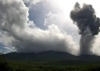 Foto: Gunung Lewotobi Laki-laki di NTT Erupsi Lagi Jumat Pagi Semburkan Abu Vulkanik 2,5 Kilometer 2