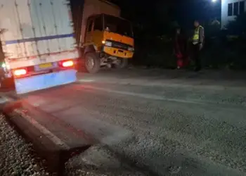 Foto: Hindari Tabrakan dari Depan Truk Tangki Tabrak Colt Diesel yang Mogok di Jalinsum Batu Bara 20
