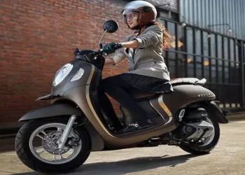 Foto: Instruktur Safety Riding Ungkap Bahaya Penggunaan High Heels dan Wedges Saat Mengendarai Sepeda Motor 2