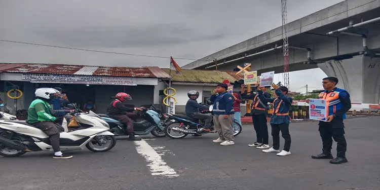 Foto: KAI Divre I Sumut berkolaborasi dengan komunitas Railfans IPKA Sumatera Utara menyelenggarakan kegiatan edukasi keselamatan di lokasi JPL 03 Jalan Adam Malik dan JPL 02 Jalan Putri Hijau, Kota Medan, Rabu 17 Juni 2026.(Dok:KAI Divre I Sumut)