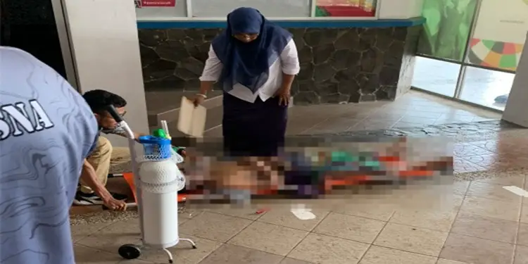 Foto: Proses evakuasi alah satu korban kebakaran KMP Aceh Hebat 2.(Foto: Basarnas)