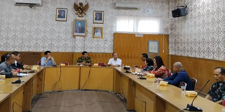 Foto: Kunjungan audiensi Kepala Kantor Wilayah I KPPU Ridho Pamungkas didampingi Kepala Bagian Administrasi Devi Siadari serta Staf Humas Kanwil I kepada jajaran pimpinan Universitas Darma Agung atau UDA bertempat di ruang rektorat kampus.(Dok:Kanwil I KPPU)