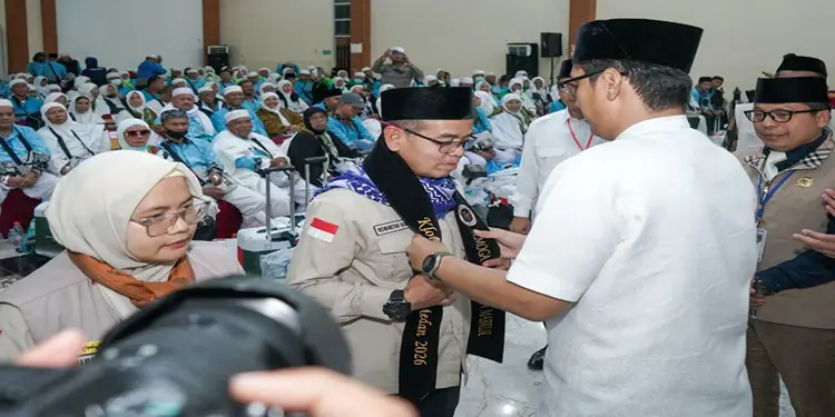 Foto: Wali Kota Medan, Rico Tri Putra Bayu Waas menandai prosesi penyambutan tersebut dengan mengalungkan selempang kepada Ketua Kloter.(Dok:Diskominfo Medan)