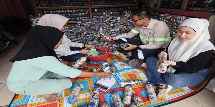 Proses penimbangan ecobrick hasil partisipasi masyarakat di salah satu bank sampah binaan PT Agincourt Resources, sebelum dimanfaatkan untuk Taman Ecobrick di Sopo Daganak, Batang Toru. (Dok:PTAR)