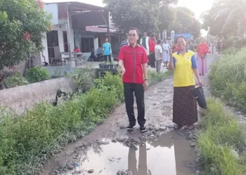 Foto: Paul Simanjuntak Desak Dinas SDABMBK Medan Perbaiki Jalan Rusak Di Mabar Hilir 1
