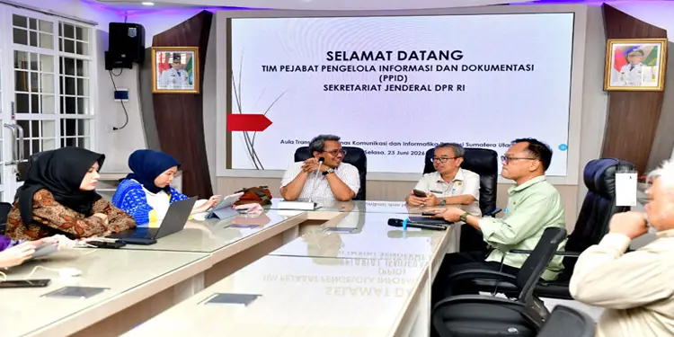 Foto: Sekretaris Dinas Komunikasi dan Informatika Provinsi Sumatera Utara (Sumut) didampingi Kabid IKP Porman Mahulae saat menerima kunjungan tim PPID Sekretariat Jenderal Dewan Perwakilan Rakyat Republik Indonesia di Kantor Dinas Komunikasi dan Informatika Sumut, Jalan HM Said, Medan, Selasa (23/6/2026). (Foto Dok Dinas Kominfo Sumut)