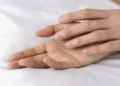 Foto: Penyebab Tangan Sering Kesemutan Mulai dari Defisiensi Vitamin hingga Faktor Cedera Repetitif 15