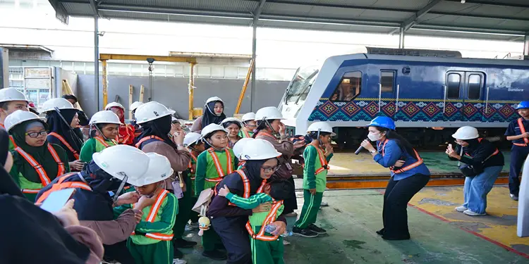 Foto: Melalui program Edutrain ini, KAI Bandara berupaya menyosialisasikan pemahaman yang lebih luas kepada publik perihal seluk-beluk transportasi perkeretaapian.(Dok:KAI Bandara)