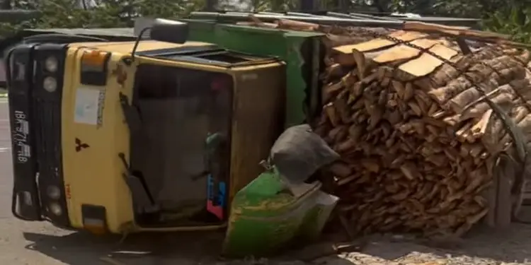 Foto: Peristiwa kecelakaan tunggal menimpa sebuah truk yang tengah mengangkut muatan kayu di kawasan Jalan Lintas Medan–Lubuk Pakam, Kabupaten Deli Serdang, Selasa (16/6/2026).(istimewa)