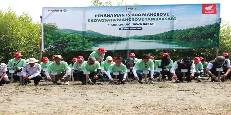 Foto: Jajaran manajemen PT Astra Honda Motor bersama Pemerintah Provinsi Jawa Barat, Pemerintah Kabupaten Karawang melakukan penanaman pohon mangrove di Kawasan Ekowisata Mangrove Tambaksari, Karawang (22/7).(Ist)