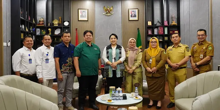 Foto: Ketua TP PKK Kota Medan Airin Rico Waas menyambut kedatangan pengurus Tanoto Foundation dalam agenda audiensi yang berlangsung di rumah Dinas Wali Kota Medan, Selasa (21/7/2026).(Dok:Diskominfo Medan)