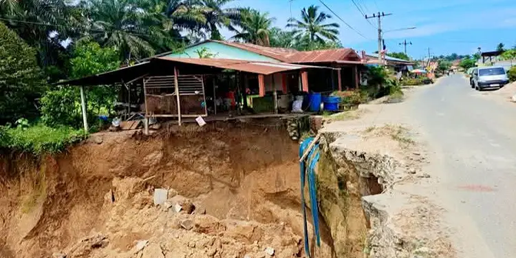 Foto: Akses jalan lintas yang menghubungkan Kecamatan STM Hulu dengan Kecamatan Gunung Meriah di wilayah Kabupaten Deli Serdang terancam putus total.(Istimewa)