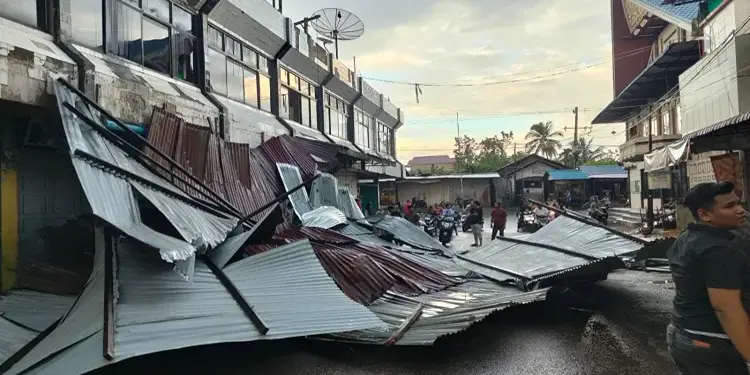 Foto: Hjan deras disertai angin kencang melanda wilayah Aceh Utara, lima rumah dan sebelas unit ruko di Gampong Keude Geudong, Kecamatan Samudera, mengalami kerusakan serius.(Foto: RRI/HO-BPBD)