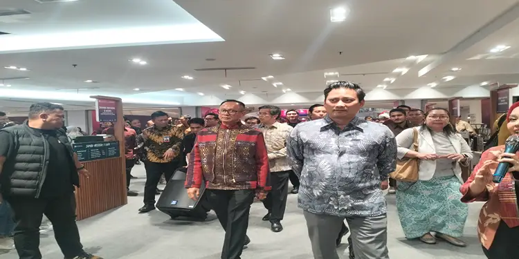 Foto: Usai membuka perhelatan Karya Kreatif Sumatera Utara (KKSU) 2026, Deputi Gubernur Bank Indonesia, Thomas A.M. Djiwandono mengunjungi sejumlah gerai UMKM di Deli Park Mall, Medan.(SeputarSumut/Siong)