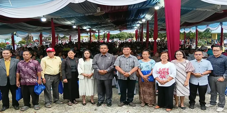 Foto: Anggota DPRD Kota Medan Binsar Simarmata diabadikan bersama masyarakat saat menggelar reses di halaman SMP Negeri 21, Jalan Bunga Rampai Raya, Medan Tuntungan, Minggu (26/7/2026).(Ist)