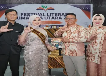 Foto: Buku Biografi Cinta Tukang Parkir Karya Anisa Resmi Diluncurkan di Medan 8