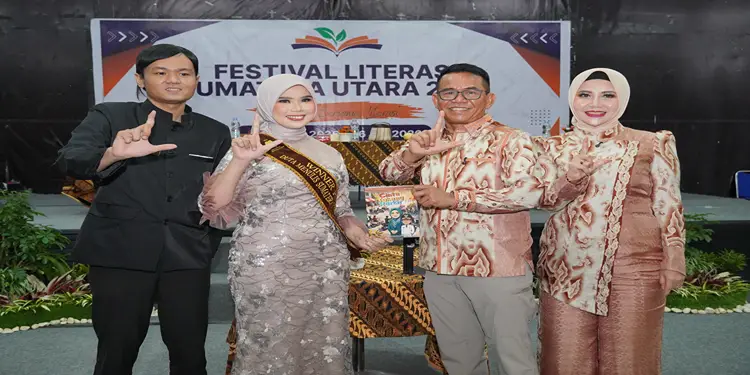 Foto: Tukang Parkir" resmi digelar di lokasi Manhattan Times Square pada Sabtu (25/7/2026), di tengah kemeriahan helatan Festival Literasi Sumatera Utara 2026.(Dok:Diskominfo Medan)