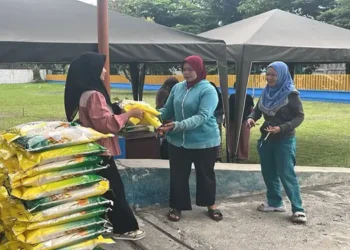 Foto: Bulog Sumut Jual Beras SPHP di Depan Gudang dan Kantor 3