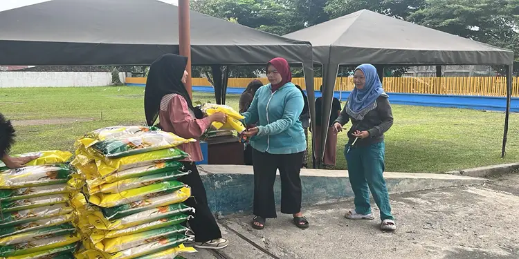 Foto: Perum Bulog Kantor Wilayah Sumatera Utara kembali menyelenggarakan penjualan beras Stabilisasi Pasokan dan Harga Pangan (SPHP) lewat Gerakan Pangan Murah (GPM).(Dok:Bulog Sumut)