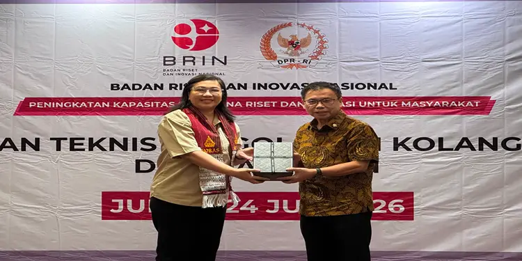 Foto: Anggota DPR RI Komisi X Fraksi PDI Perjuangan, dr. Sofyan Tan melakukan prosesi penyerahan cendera mata kepada Peneliti Ahli Pertama BRIN, Suzanne Laura Liwu, S.T.P., M.Si.(SeputarSumut/Siong)