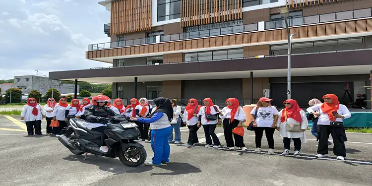 Foto: PT Indako Trading Coy bekerja sama dengan Dealer Graha Honda dan Sanggar Senam MU City menggelar kegiatan edukasi keselamatan berkendara.(Ist)