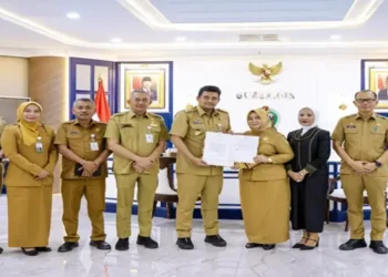 Foto: Gubernur Bobby Nasution Serahkan SK Plt Bupati Langkat kepada Tiorita Surbakti di Medan 8