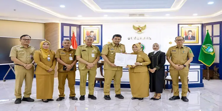 Foto: Gubernur Sumatera Utara (Sumut) Bobby Nasution menyerahkan Surat Keputusan (SK) kepada Wakil Bupati Langkat Tiorita Surbakti sebagai Pelaksana Tugas (Plt) Bupati Langkat, Senin (6/7/2026).(Dok:Diskominfo Sumut)