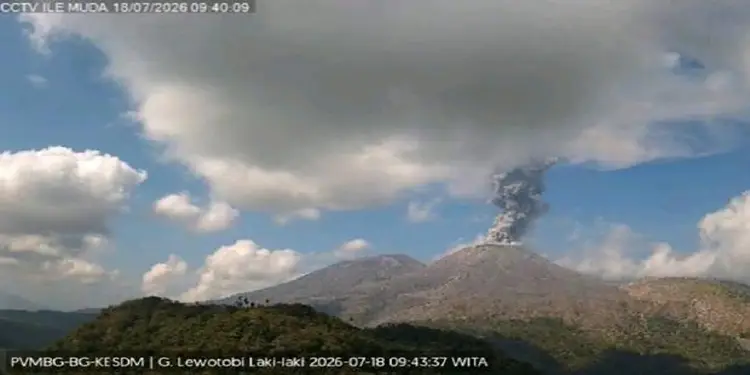 Foto: Erupsi melanda Gunung Lewotobi Laki-laki.(Foto: iNews.id/HO-PVMBG)