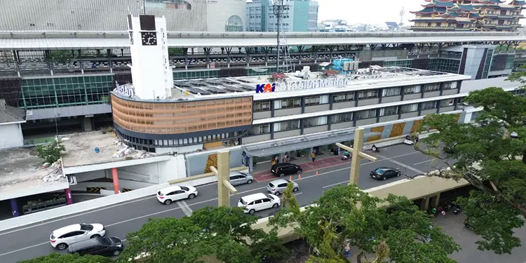 Foto: Stasiun Medan mencatatkan angka yang tinggi dengan melayani sebanyak 913.211 pelanggan sepanjang periode Januari hingga Juni 2026.(Dok:KAI Divre I SU)