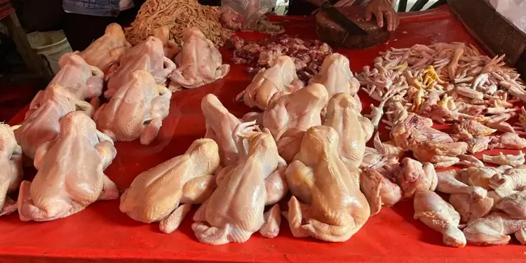 Foto: ilustrasi daging ayam di pasar tradisional.(Foto:Tria/RRI)