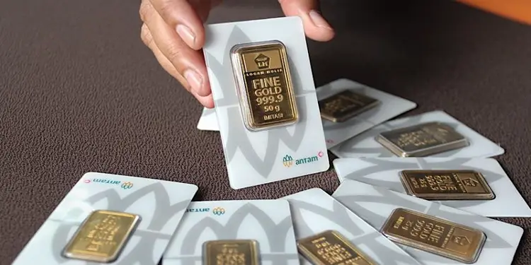 Foto: Harga emas batangan hasil produksi PT Antam tercatat merangkak naik pada sesi perdagangan Rabu (22/7).(Foto: Bloomberg Technoz/Andrean Kristianto)