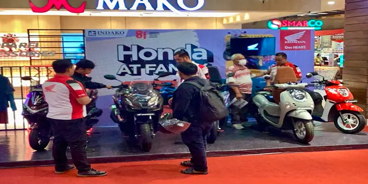 Foto: Honda AT Family Day di Ringroad City Walks memberi kesempatan masyarakat Sumatera Utara untuk mengeksplorasi secara langsung teknologi, desain, dan karakter berbagai lini skutik Honda.(Ist)