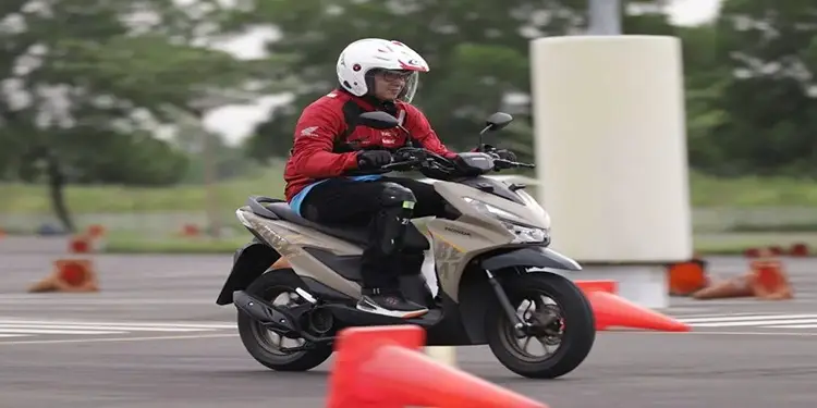 Foto: Para pemilik sepeda motor dapat menjaga konsumsi bahan bakar agar tetap efisien melalui penyesuaian kebiasaan berkendara serta perawatan rutin.(Ist)
