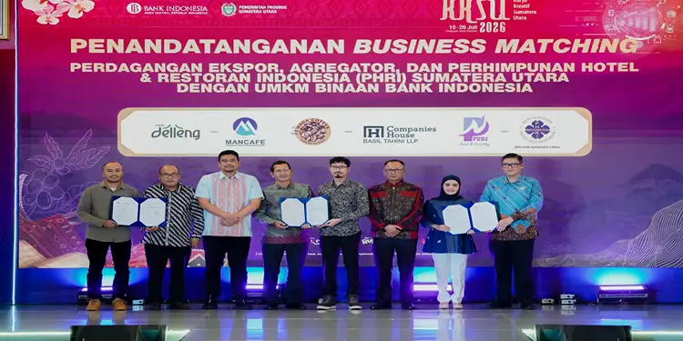 Foto: Penandatanganan kontrak perdagangan oleh UMKM, aggregator, pelaku industri perhotelan, serta restoran.(Dok:BI Sumut)
