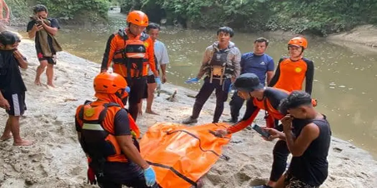 Foto: Tim gabungan berhasil menemukan jasad korban sekitar pukul 16.30 WIB di area aliran Sungai Titi Golkar.(Foto:Mistar.id/HO-BPBD)