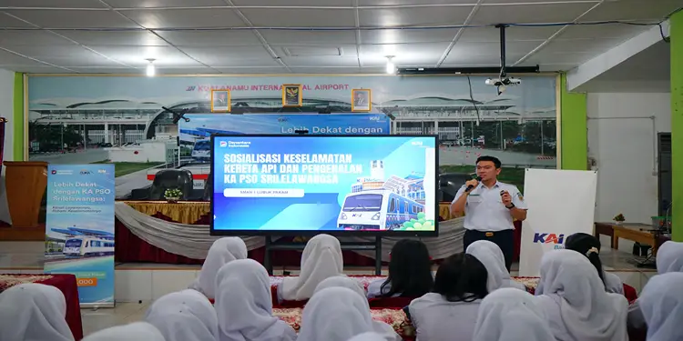 Foto: PT Railink atau KAI Bandara melaksanakan program edukasi budaya keselamatan perkeretaapian kepada masyarakat di SMA Negeri 1 Lubuk Pakam.(Dok:KAI Bandara)
