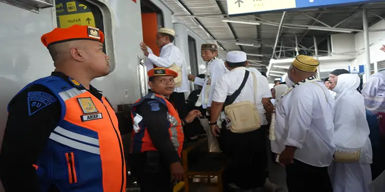 Foto: Sebanyak 121 jemaah umrah asal Kabupaten Labuhanbatu memanfaatkan layanan angkutan rombongan KA Sribilah Utama relasi Rantauprapat–Araskabu pada Selasa, 21 Juli 2026.(Dok:KAI Divre I Sumut)